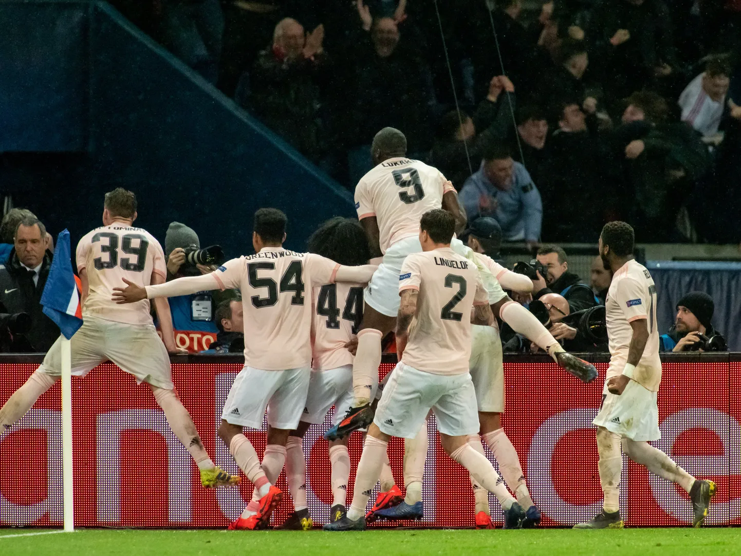 Manchester Unitedi mängijad edasipääsu tähistamas.