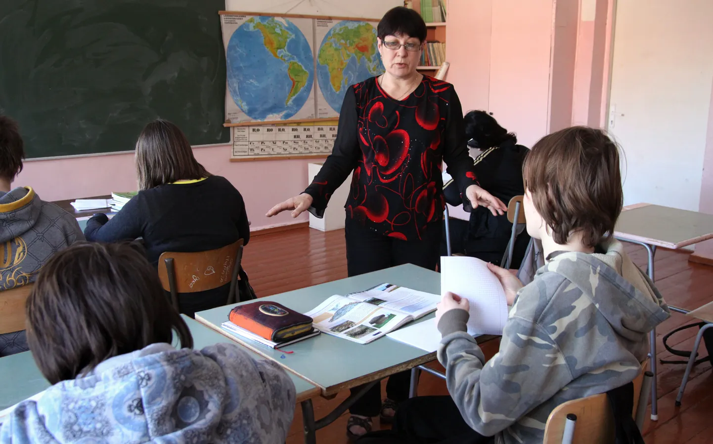 Sindi gümnaasiumi õpetaja Tatjana Estreih venekeelses õppeklassis tundi andmas.