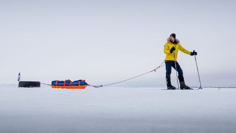 VIDEO ⟩ Andis sõrme lumeväljadele: pärnakas ristab suusad Gröönimaa jää ja tormituultega