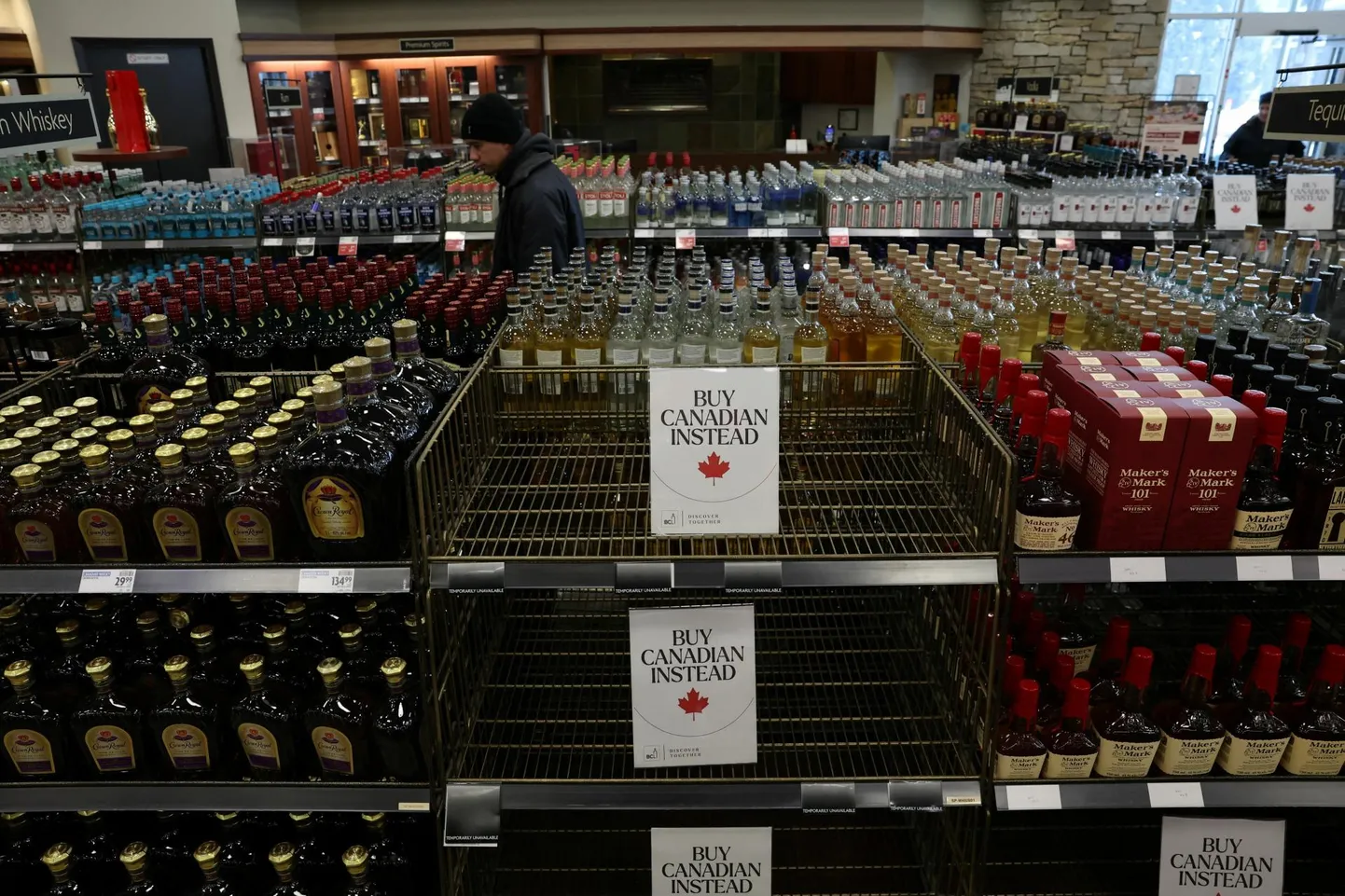 Kanadalaste boikott USA kaupade vastu. Tühjad riiulid Vancouveri alkoholipoes, kus soovitatakse osta USA kauba asemel Kanada omi.