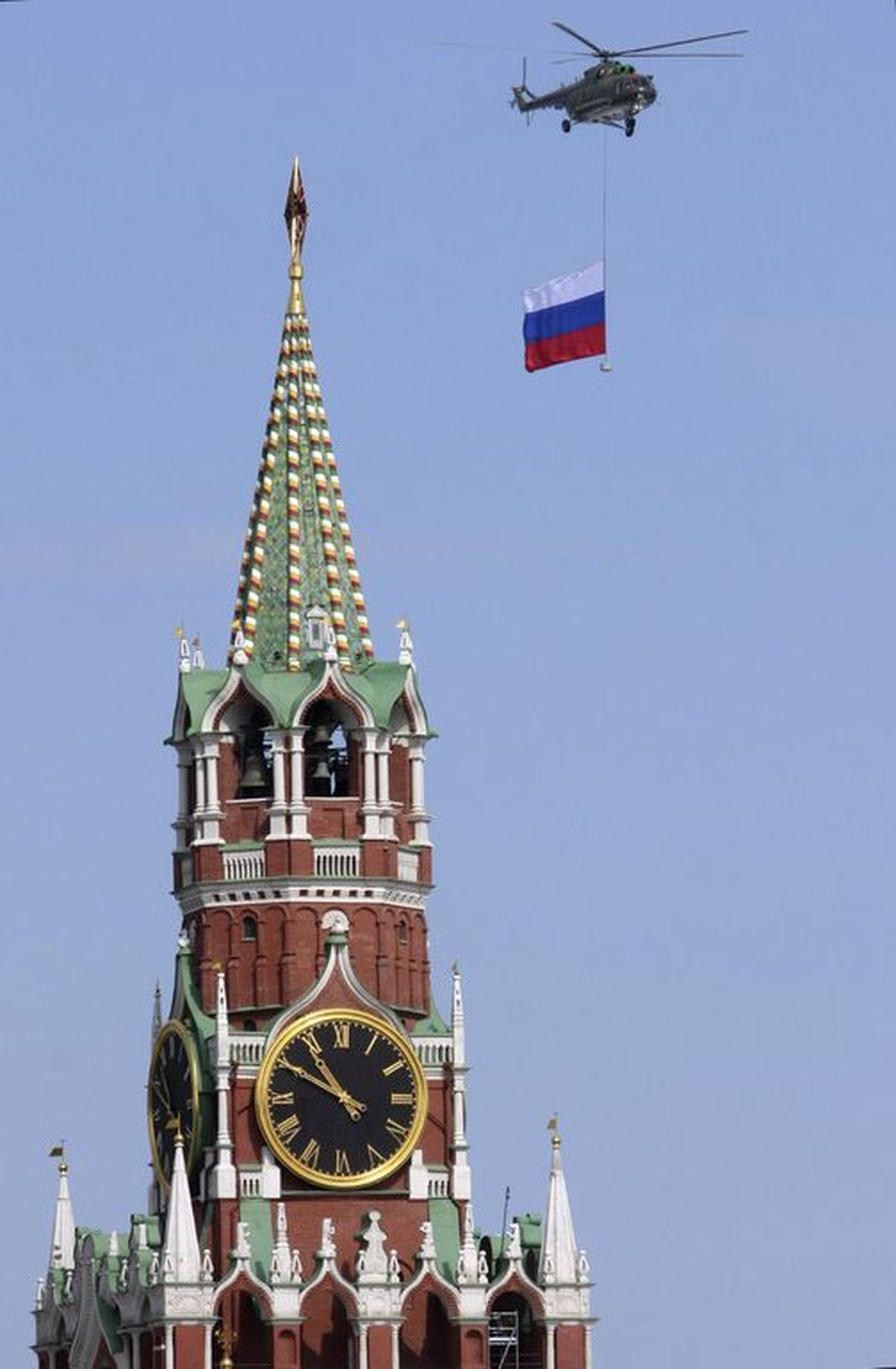 Venemaa lipp Moskva kohal tiirutaval sõjaväekopteril