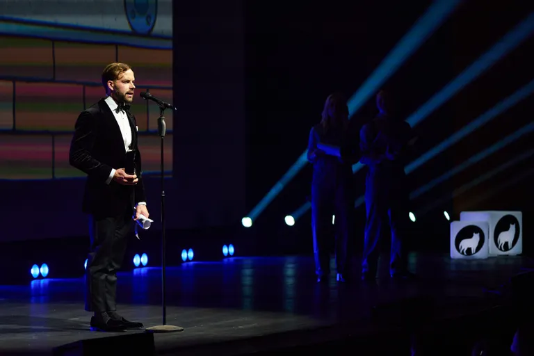Märten Metsaviir PÖFFi avatseremoonial stipendiumit vastu võtmas.