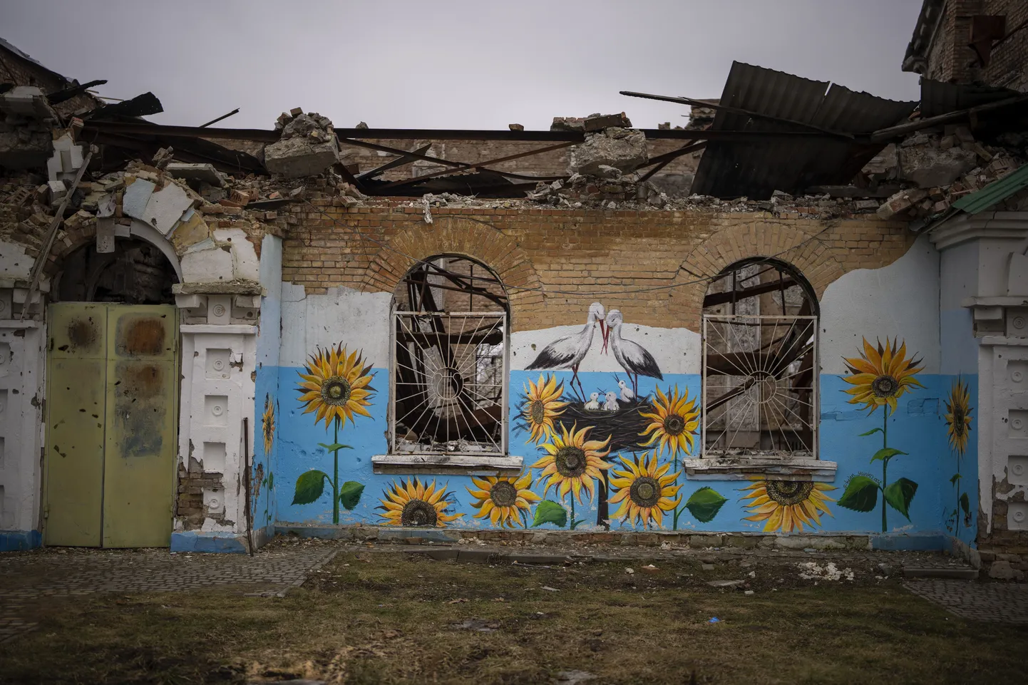 Разрушенный дом в пригороде Киева.