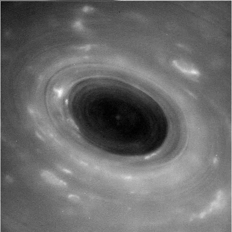 Cassini tehtud esimesed pildid Saturni rõngastest. Sellel pildil on näha Saturni rõngad lähemalt kui kuangi varem.