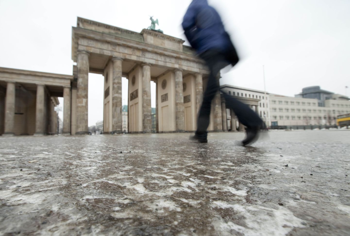 Ka Berliinis Brandenburgi väravate juures on asfalt kaetud jääga.