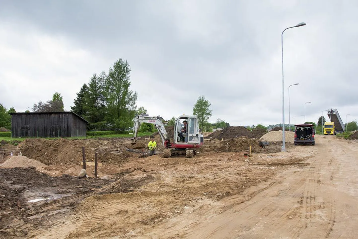 Äsja väljastas linnavalitsus kahele Mooni tänava äärde kerkiva eramu omanikule voli kaevata osa maasoojuspumba kollektorist nende krundist väljapoole jääva Uueveski oru nõlvale. Ilmselt saab järgmisel nädalal samasuguse loa veel üks sealse piirkonna arendaja.