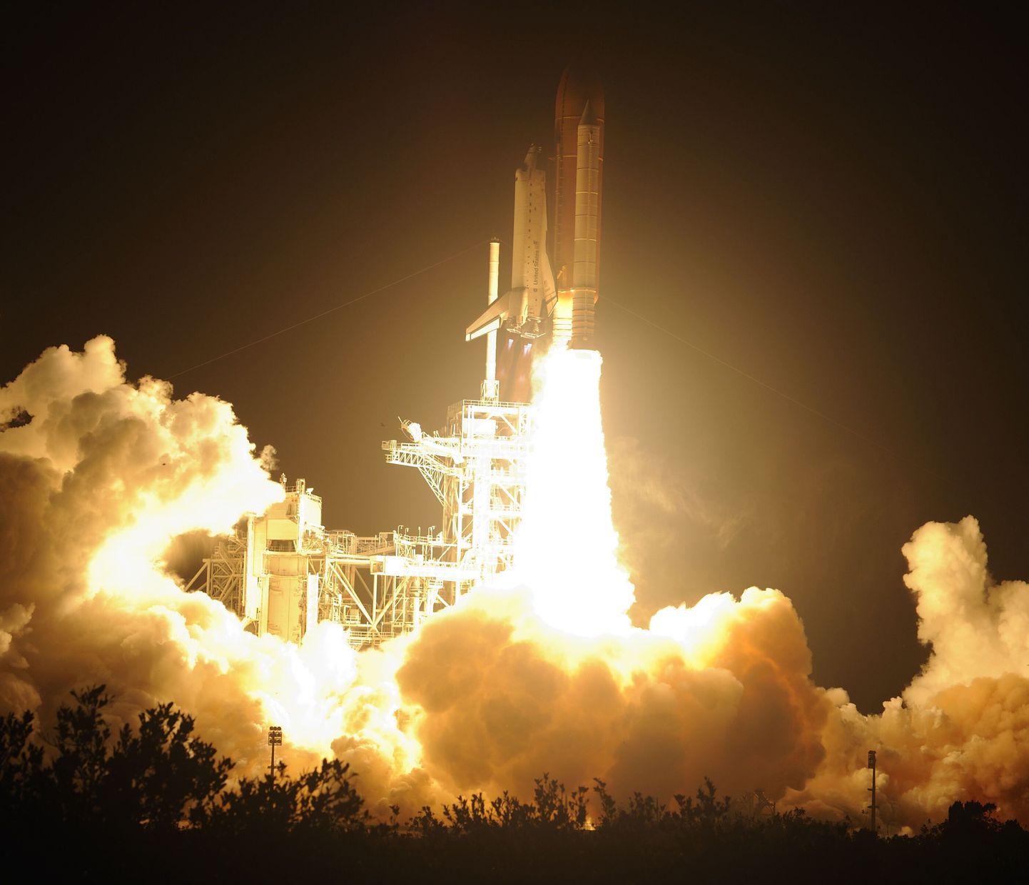 USA kosmosesüstik Endeavour startis reedel Floridast rahvusvahelisse kosmosejaama.