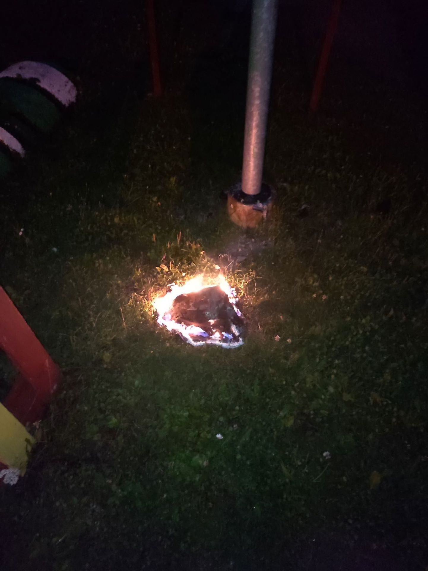 В Кохтла-Ярве загоревшийся пламенем фонарь упал со столба на землю.