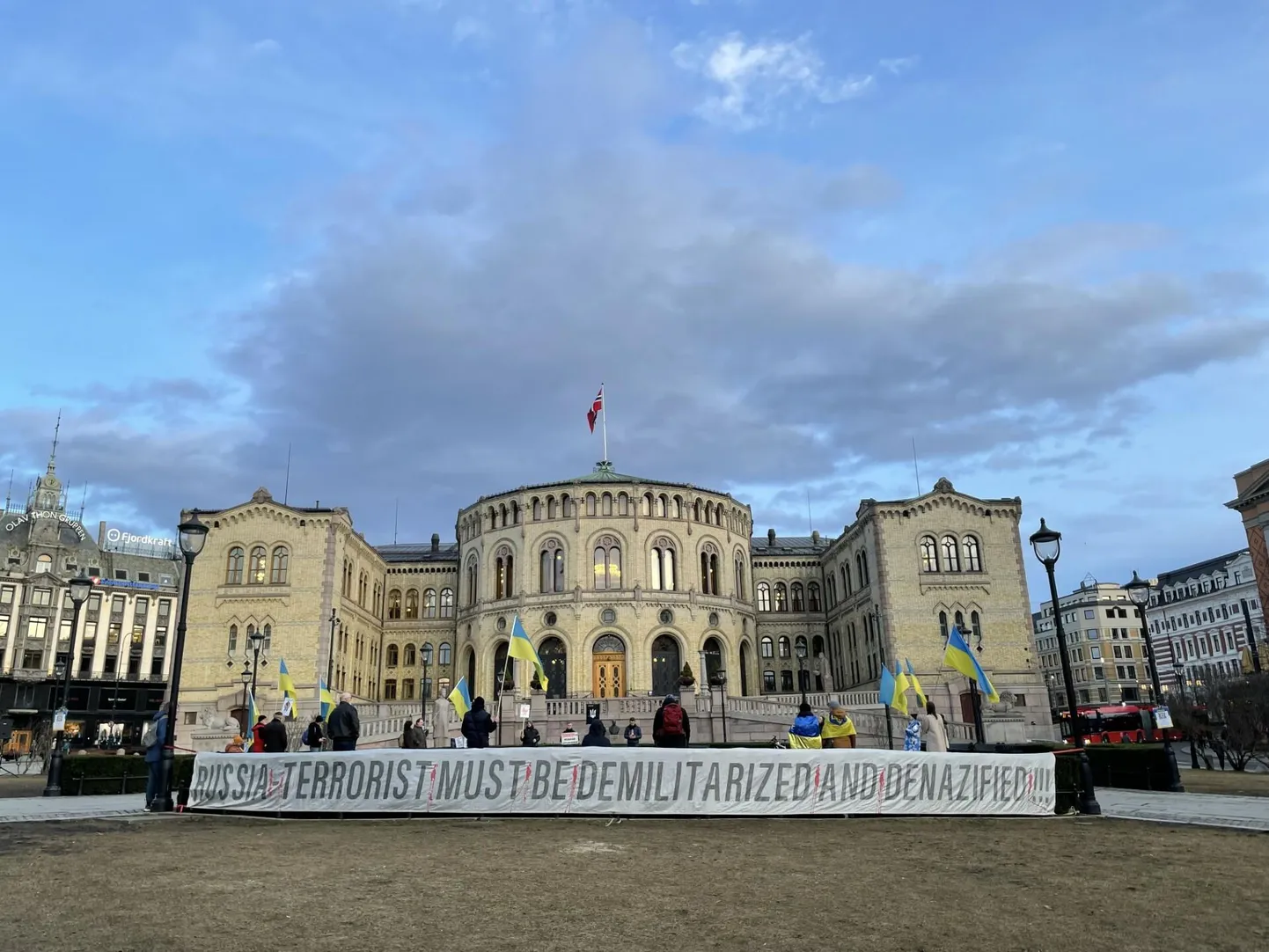 Ukrainat toetav meeleavaldus esmaspäeva õhtul Oslo parlamendi ees.