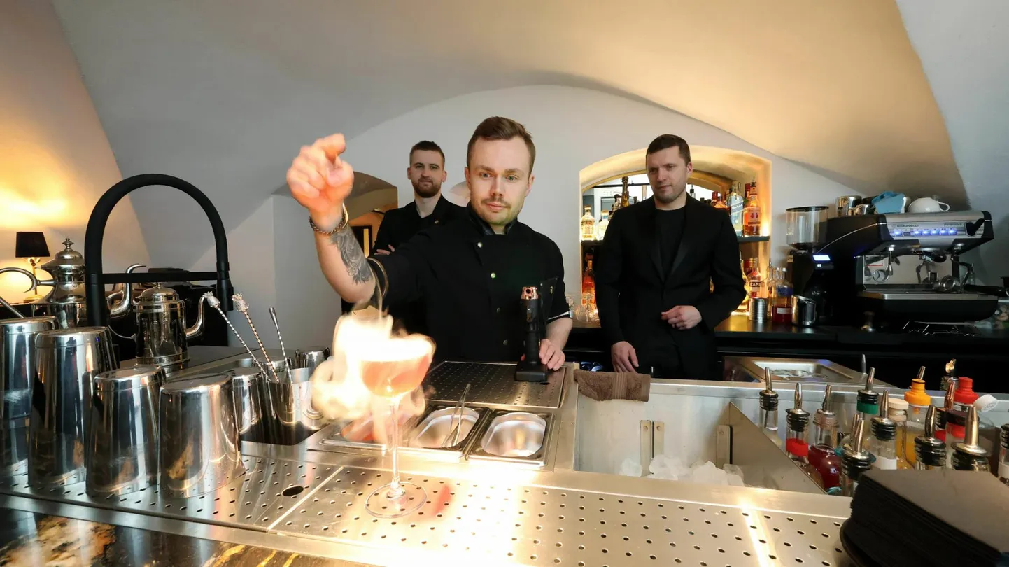 Uue koha peabaarmen Regeri Zoo (keskel) demonstreeris äripartnerite Martin Sõgeli ja Mikk Valtna assisteerimisel, kuidas valmib eriline kokteili Milky Way.