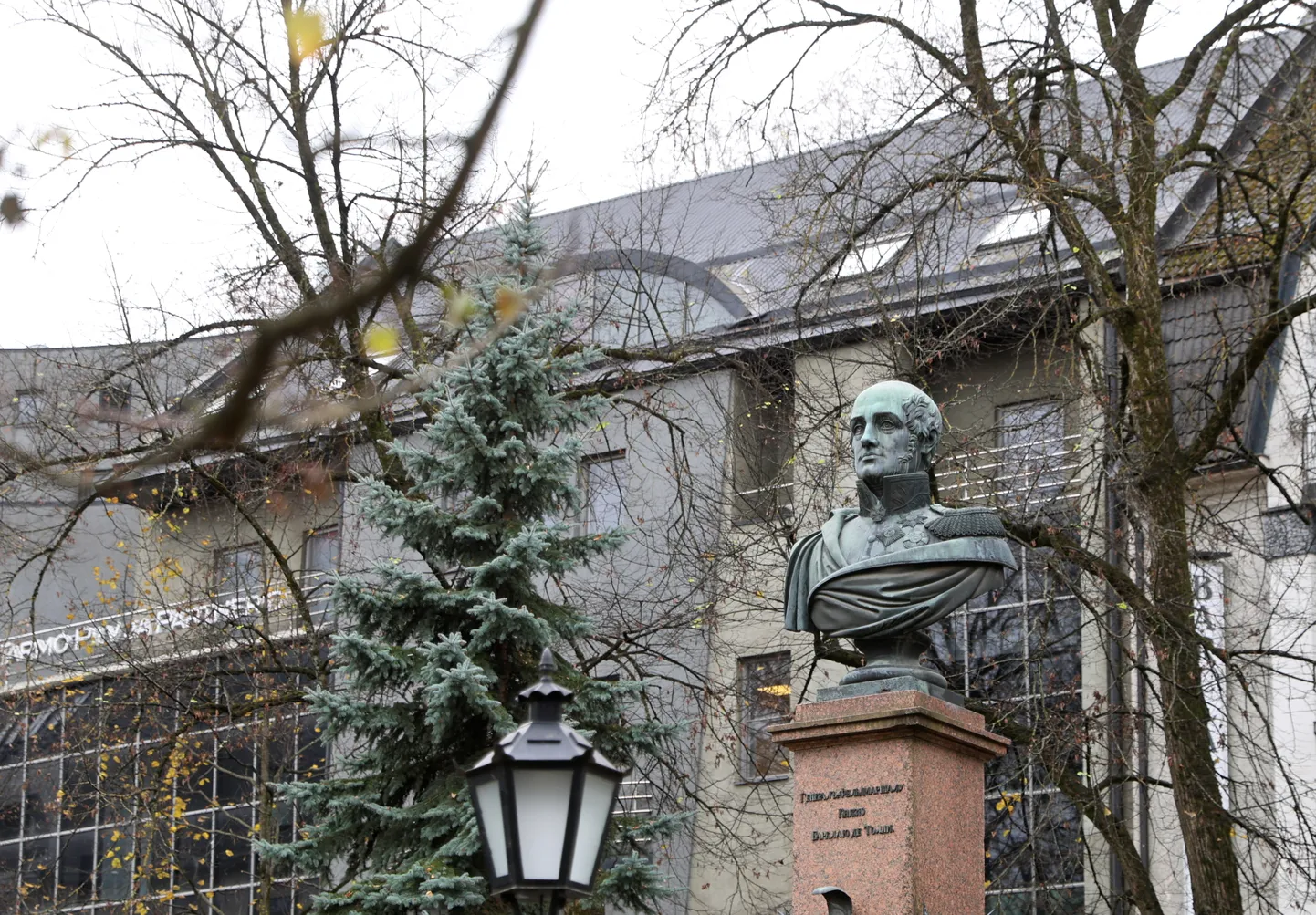 Памятник Барклаю де Толли в центре Тарту.