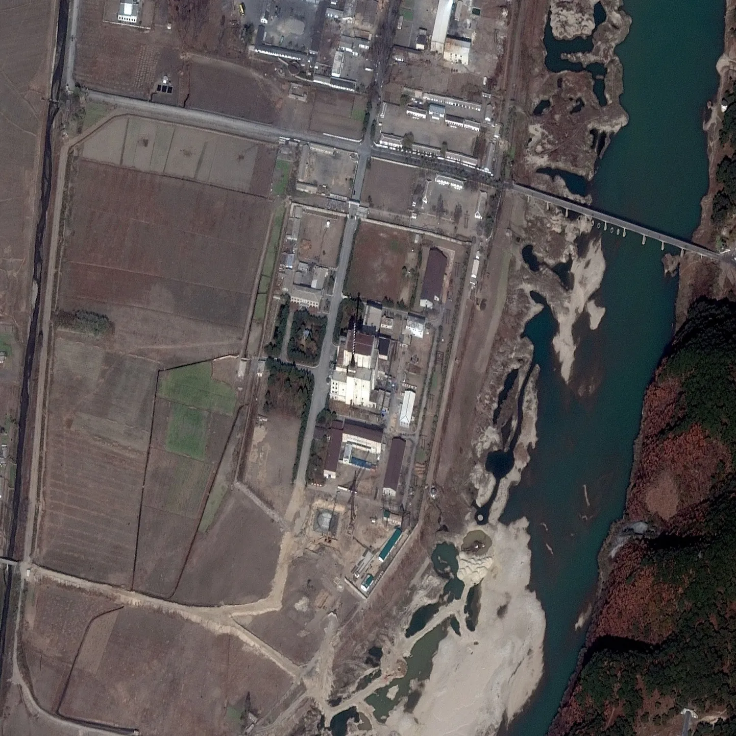 Satelliidipilt, millel näha tuumakompleksi ehitus Põhja-Koreas.