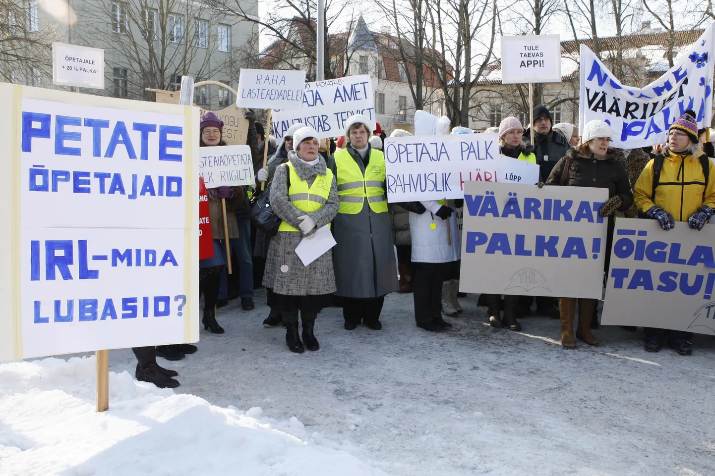 Haridustöötajate streik. Miiting Tartus haridus- ja teadusdministeeriumi ees.