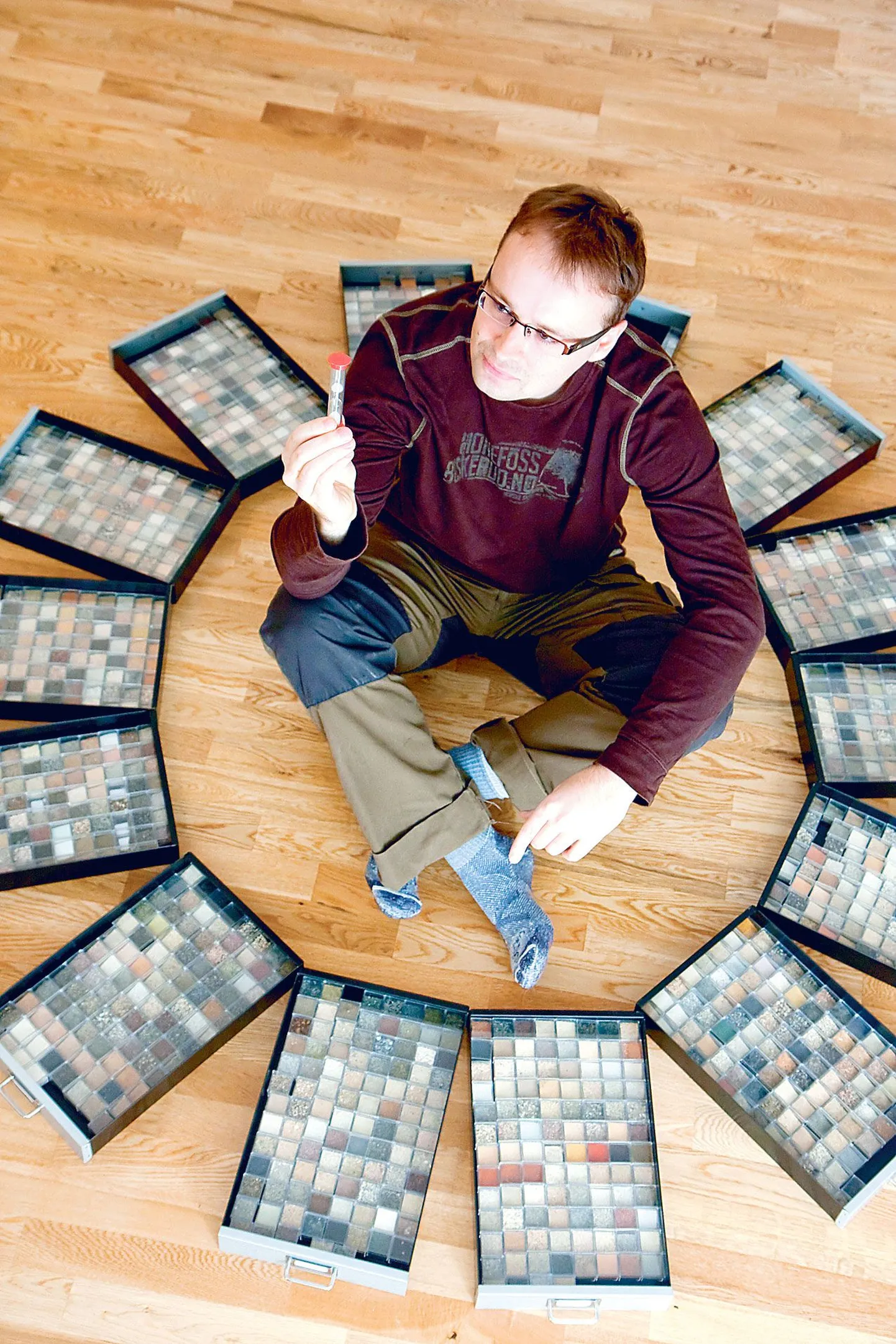 Geoloogiamagister ja loodusfotograaf Siim Sepp istub oma liivakogu keskel, käes pisike liivakell. Selles niriseva kvartsliiva vanuseks hindab ta lähemalt uurimata miljon kuni miljard aastat.