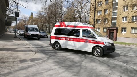 Jalgrattur kukkus kesklinna bussipeatuse juures