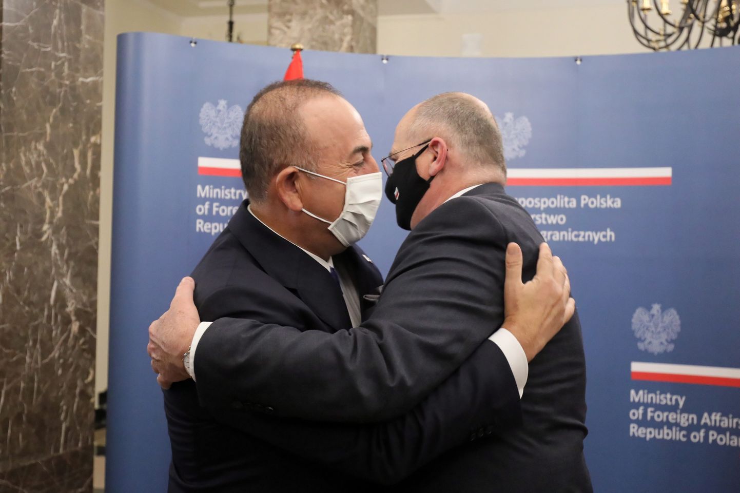 Türgi välisminister Mevlüt Çavuşoğlu ja tema Poola kolleeg Zbigniew Rau.