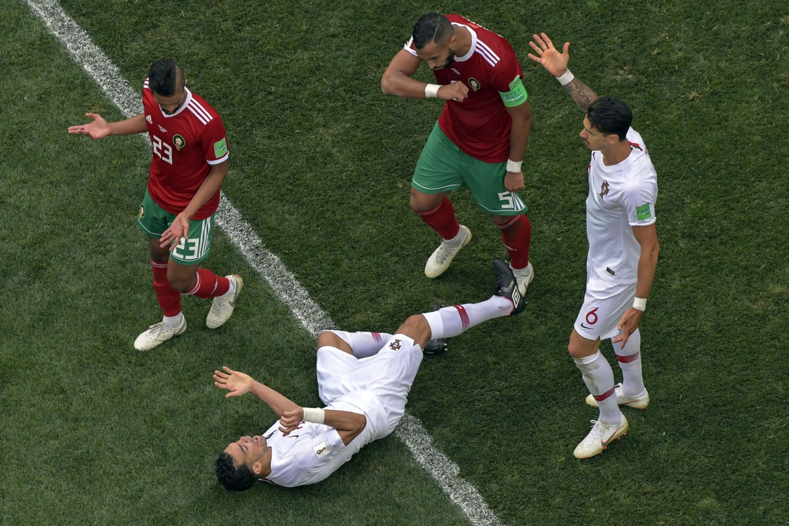 Maroko kapteni Mehdi Benatia ja Portugali keskkaitsja Pepe intsident üleajal. Sellest pressikonverentsil juttu polnud, aga Portugali väravale eelnenust küll.