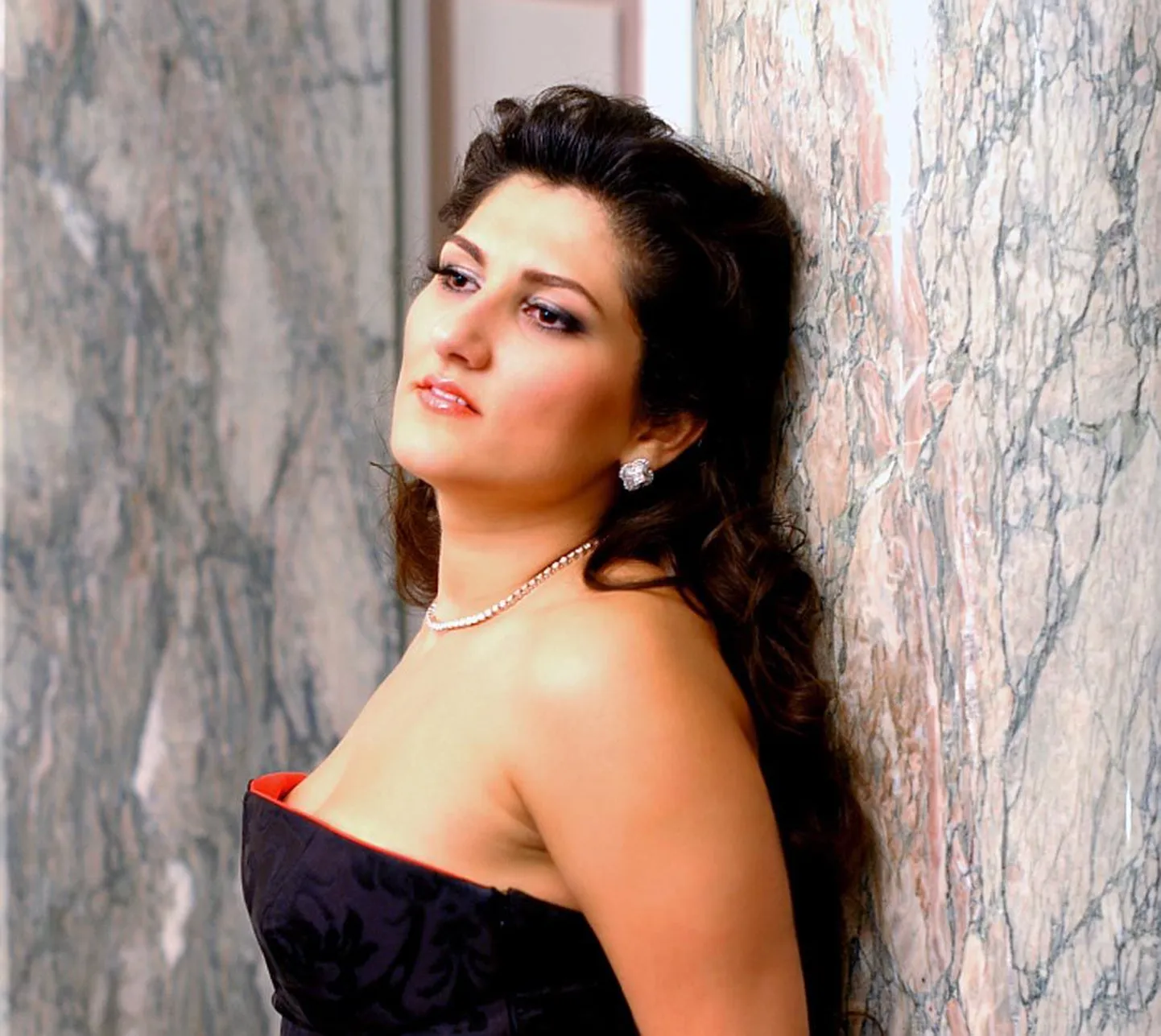 Aserbaidžaanlanna Dinara Alijeva puhul on lisaks suurepärasele vokaalivaldamisele esile tõstetud ka lauljanna võluvat siirust, meeletut energiat ja lavalist vabadust.