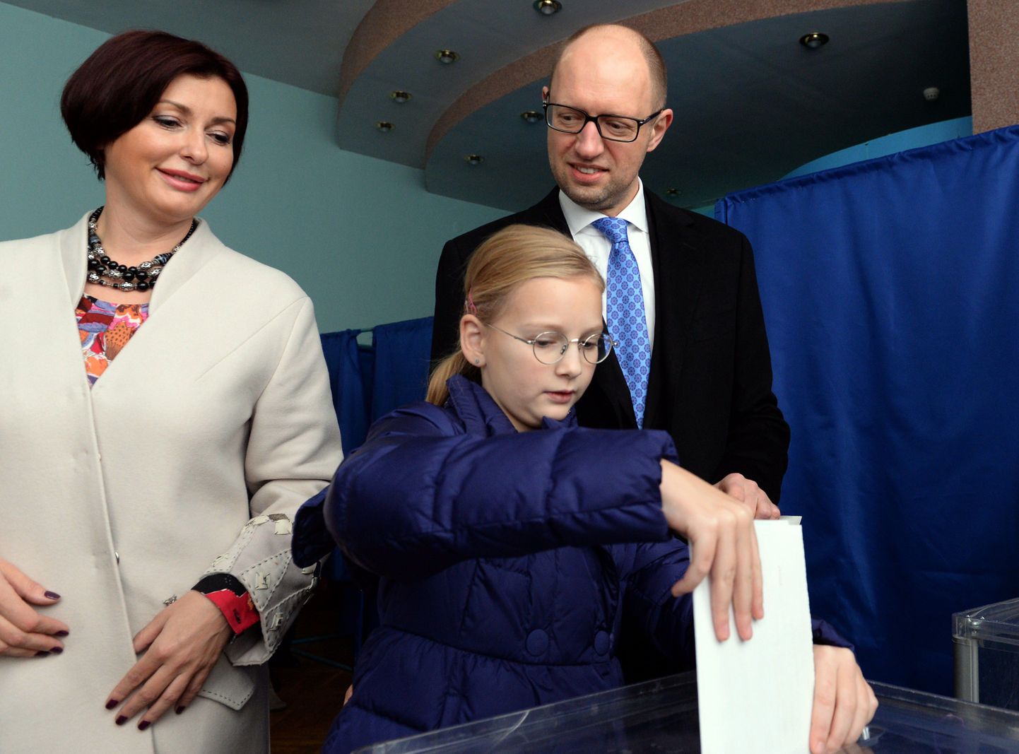 Ukraina peaminister Arseni Jatsenjuk käis 26. oktoobril valimas koos abikaasa Terezija ja tütar Sofijaga.