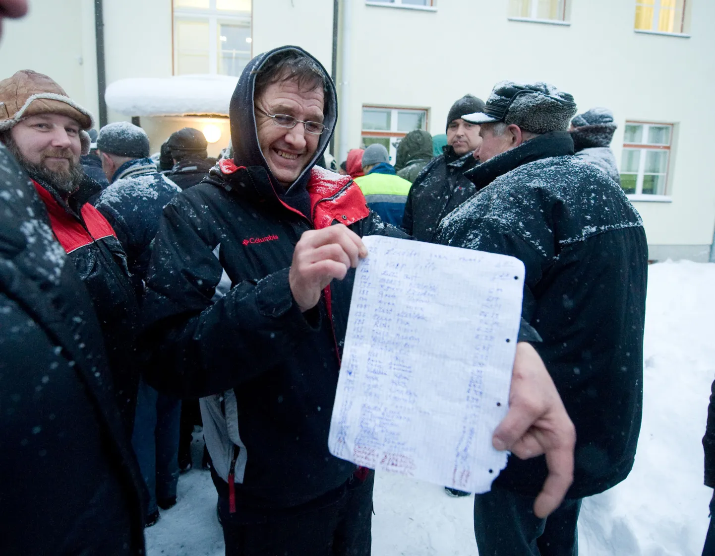TLMPM03: KALASTUSKAARDID :TALLINN, EESTI, 01DEC10.
Keskkonnaamet alustas kalastuskaartide väljastamist. Kalamehed enne avamist keskkonnaameti ukse taga järjekorras. Pildil MATI EEKHOLM.
mm/Foto MIHKEL MARIPUU/POSTIMEES