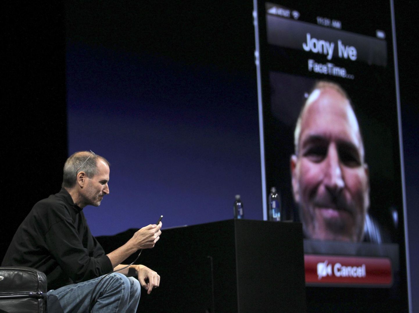Steve Jobs (vasakul) peab videokõnet Jonathan Ive&#39;iga iPhone 4 esitlusel 2010. aastal.