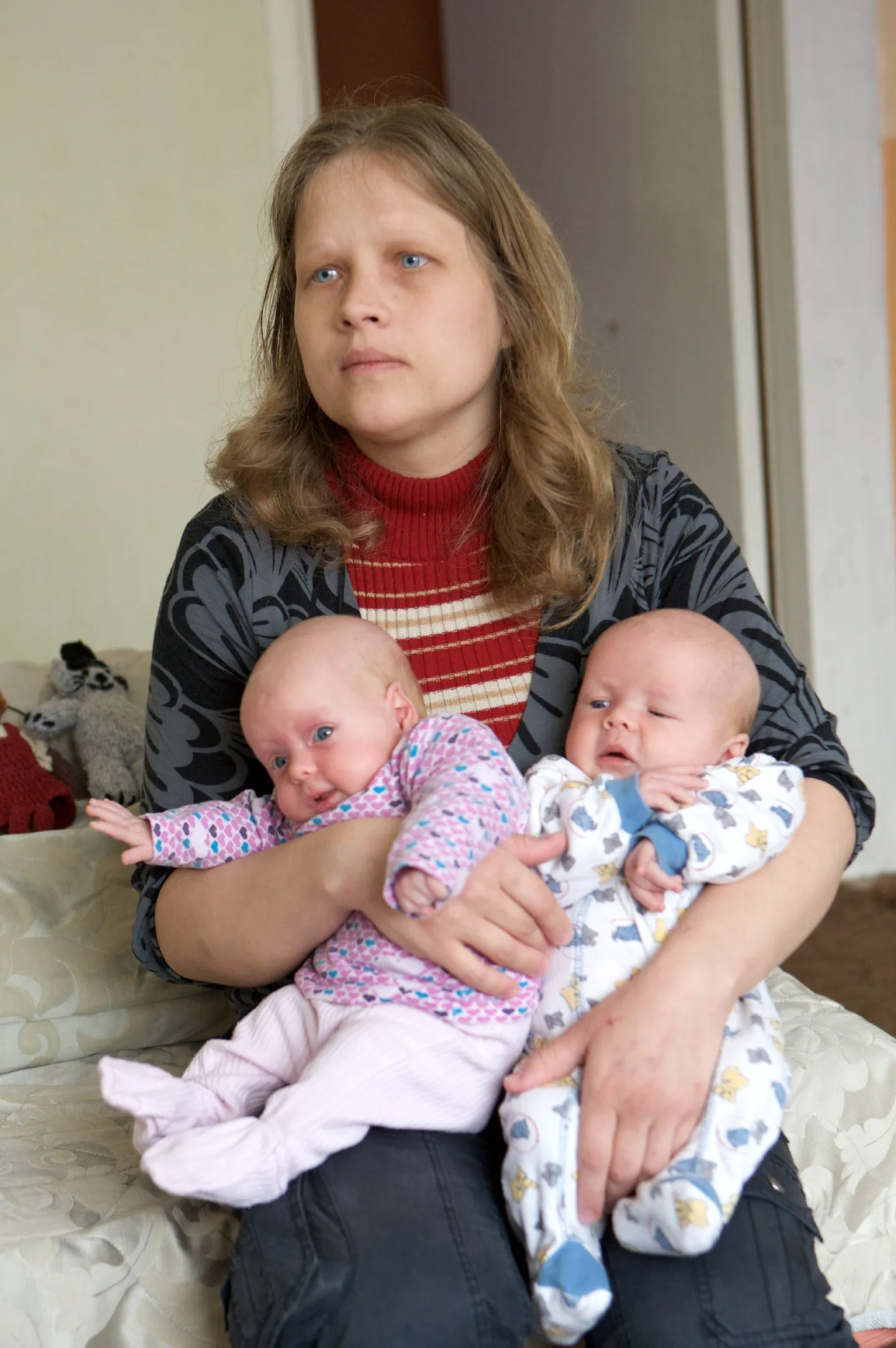 Терье Рагун с родившимися в марте близнецами.