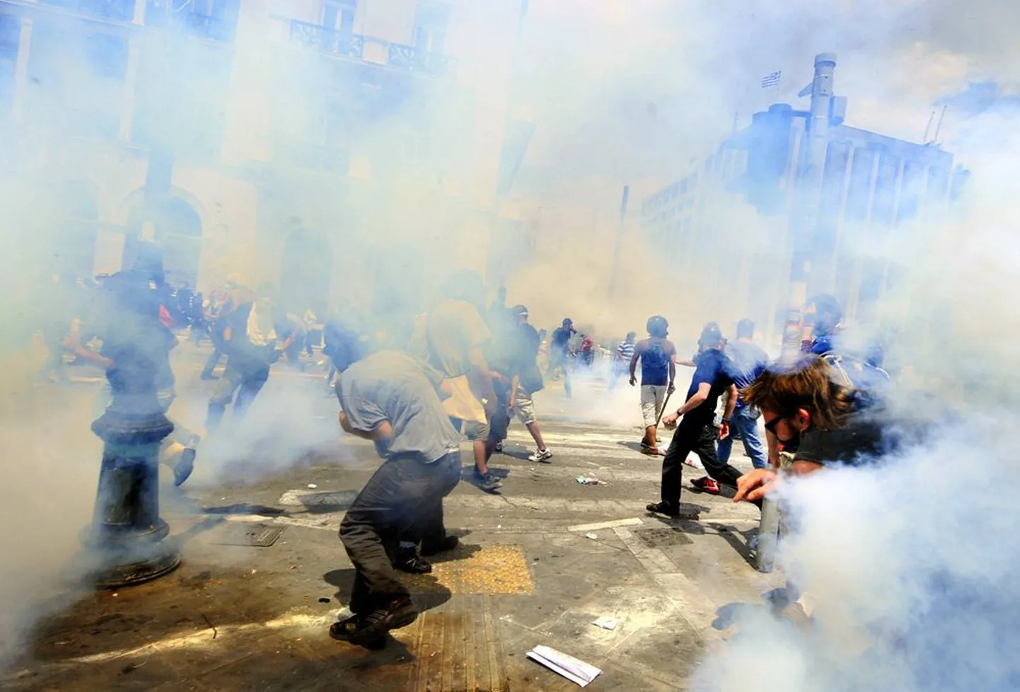 Hääletamise eel ja järel kõlasid Ateena tänavatel käsigranaatide paugud ja hõljusid pisargaasi pilved. Vigastustega viidi haiglasse vähemalt 21 politseinikku ja 15 meeleavaldajat.