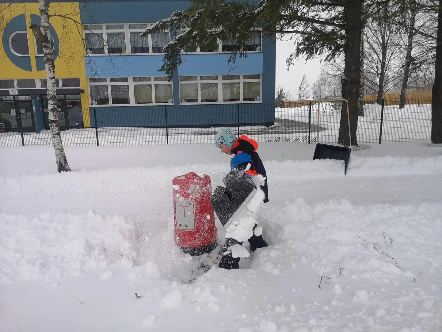 Hüdrandi lume alt vabastamine kiirendab tulekahju puhul päästjate tööd.