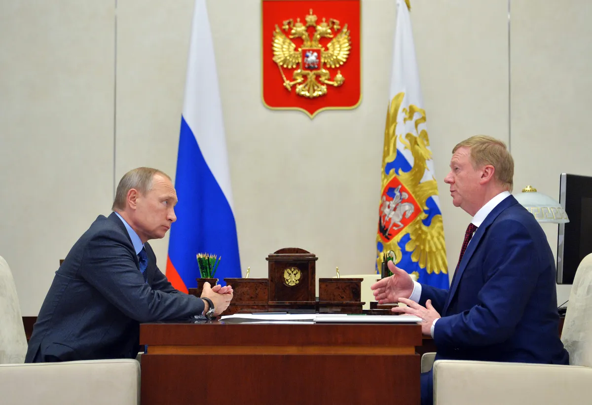 (No kreisās) V.Putins un A.Čubaiss. 2016. gads.