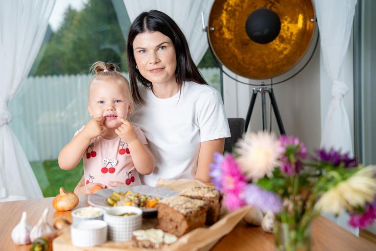 Luigeveski talus: Kerli Ats ühes tütre Alexandraga. FOTO: Mailiis Ollino (Pärnu Postimees)