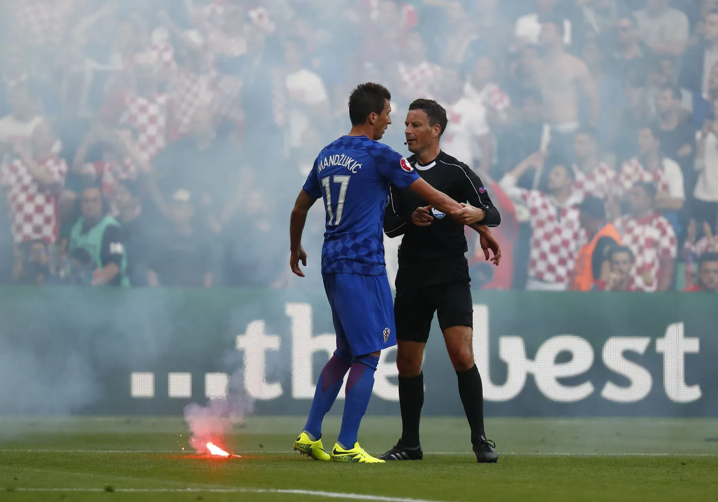 Mark Clattenburg (paremal) EM-finaalturniiri kohtumises, kus vastamisi läksid Horvaatia ja Tšehhi.