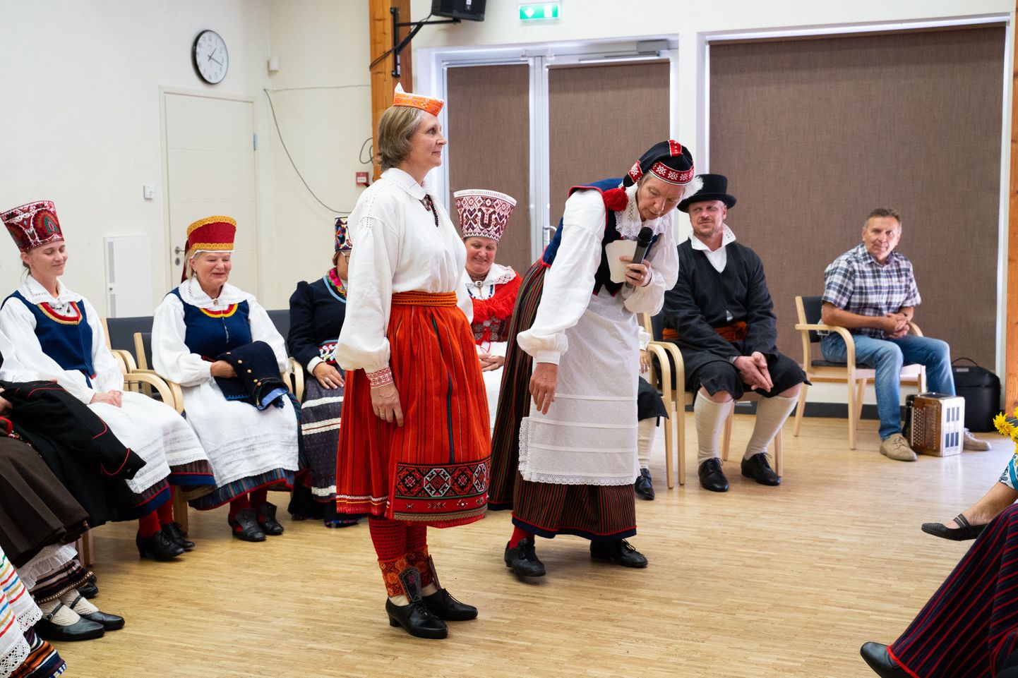 AUTOR ISE MODELLIKS: Saaremaa muuseumi teadur Maret Soorsk (paremal) 
tutvustab Alliki Oidekivi valmistatud Muhu riideid.