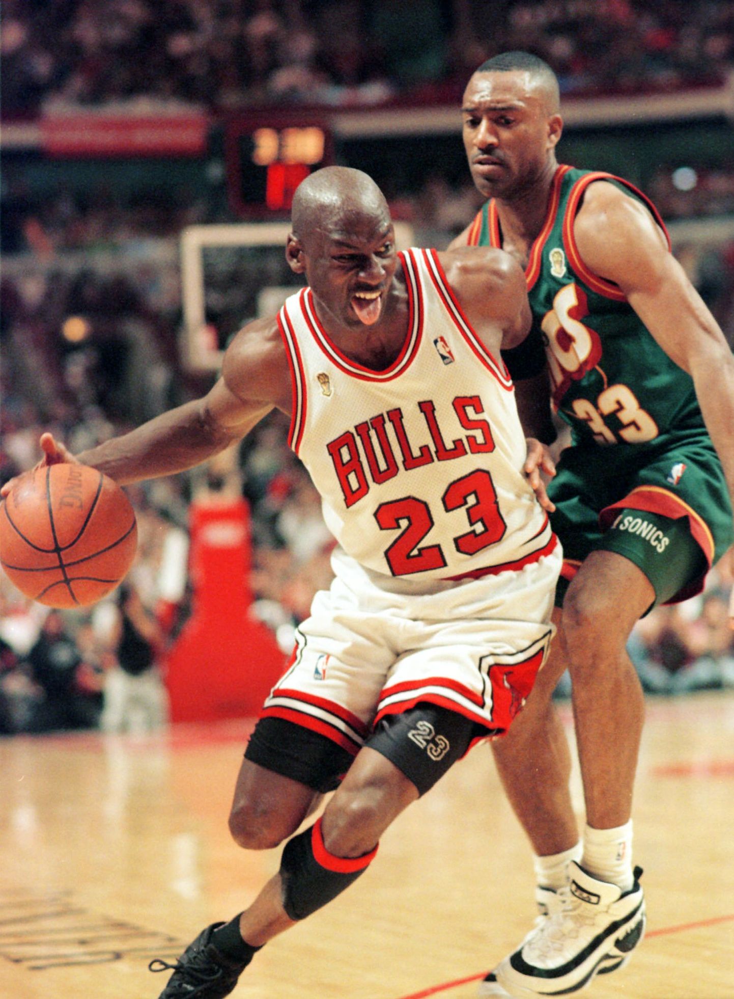 Chicago Bullsi ridades tkrooniti Michael Jordan kuuel korral korvpalliliiga NBA tšempioniks. Fotomeenutus aastast 1996.