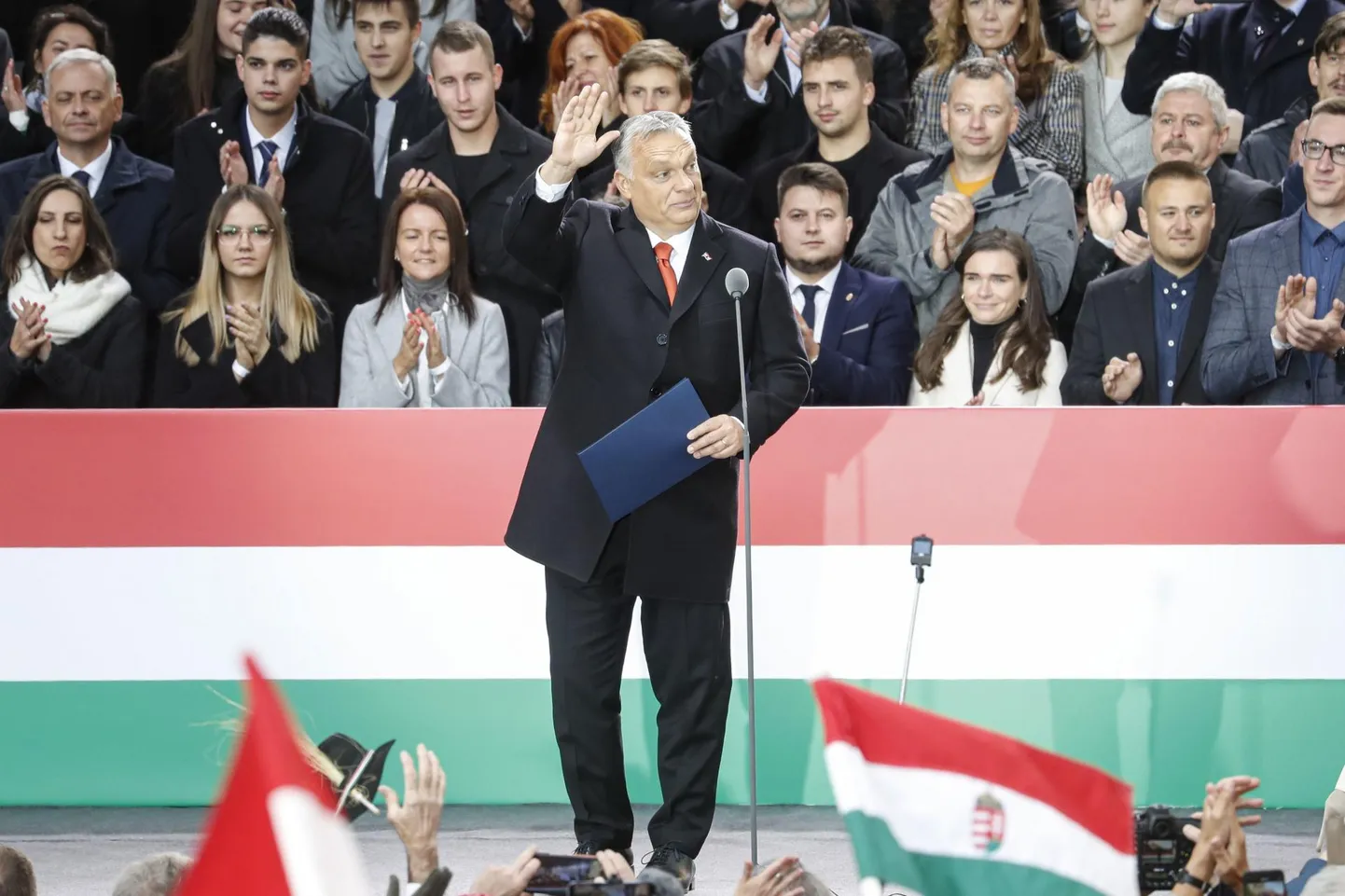 Ungari peaminister Viktor Orbán tänavusel Ungari ülestõusu 65. aastapäeval, kus ta pidas kõne tuhandetele toetajatele. «Euroopas küsitakse tihti, miks ungarlased Fideszit väga toetavad, kuid see ei vasta tõele,» ütleb Eszter Nagy. 