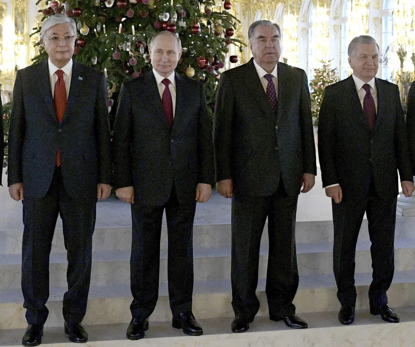 Президент Казахстана Касым-Жомарт Токаев, Путин, президент Таджикистана Эмомали Рахмон и президент Узбекистана Шавкат Мирзиёев. Санкт-Петербург, декабрь 2023 года.