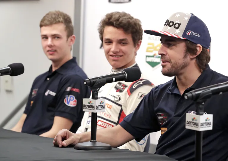 Fernando Alonso sõidab ühes tiimis Phil Hansoni (vasakul) ja Lando Norrisega.