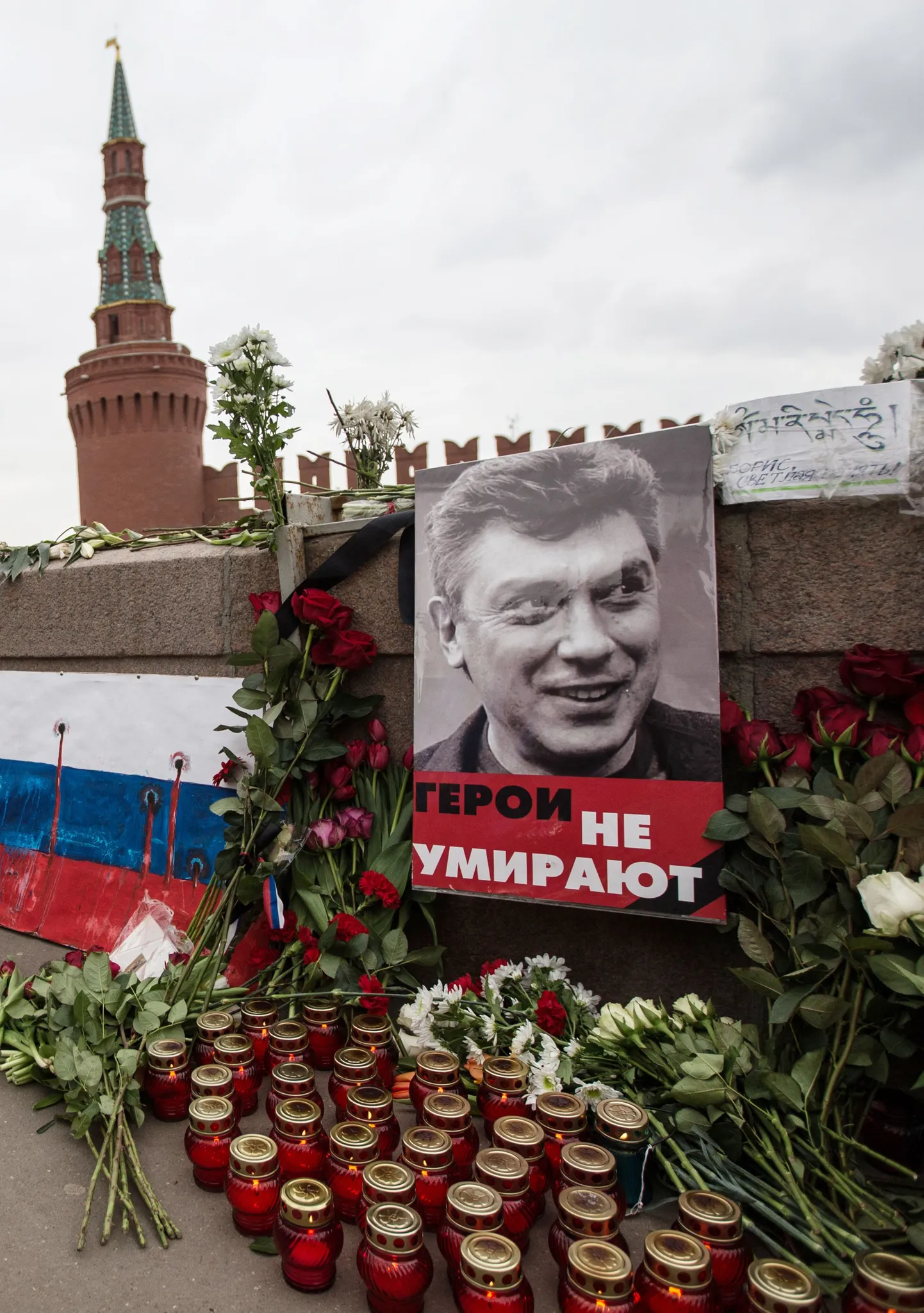 Paika, kus kurjategijad lasid 27. veebruari hilisõhtul maha Boriss Nemtsovi, ehivad ka nädal hiljem lilled, küünlad ja fotod.