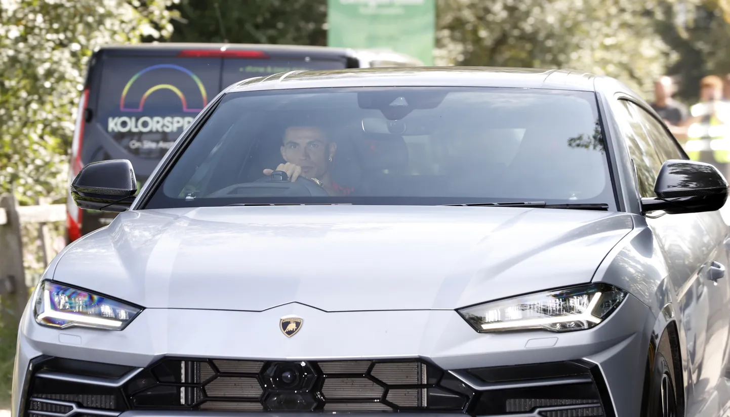 Cristiano Ronaldo järjekordse luksusauto roolis.