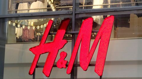 H&M loobus skandaalsest koolivormide reklaamkampaaniast