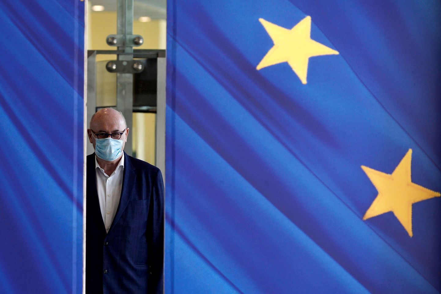 Näomaskiga mees Euroopa Komisjoni peahoones Brüsselis.