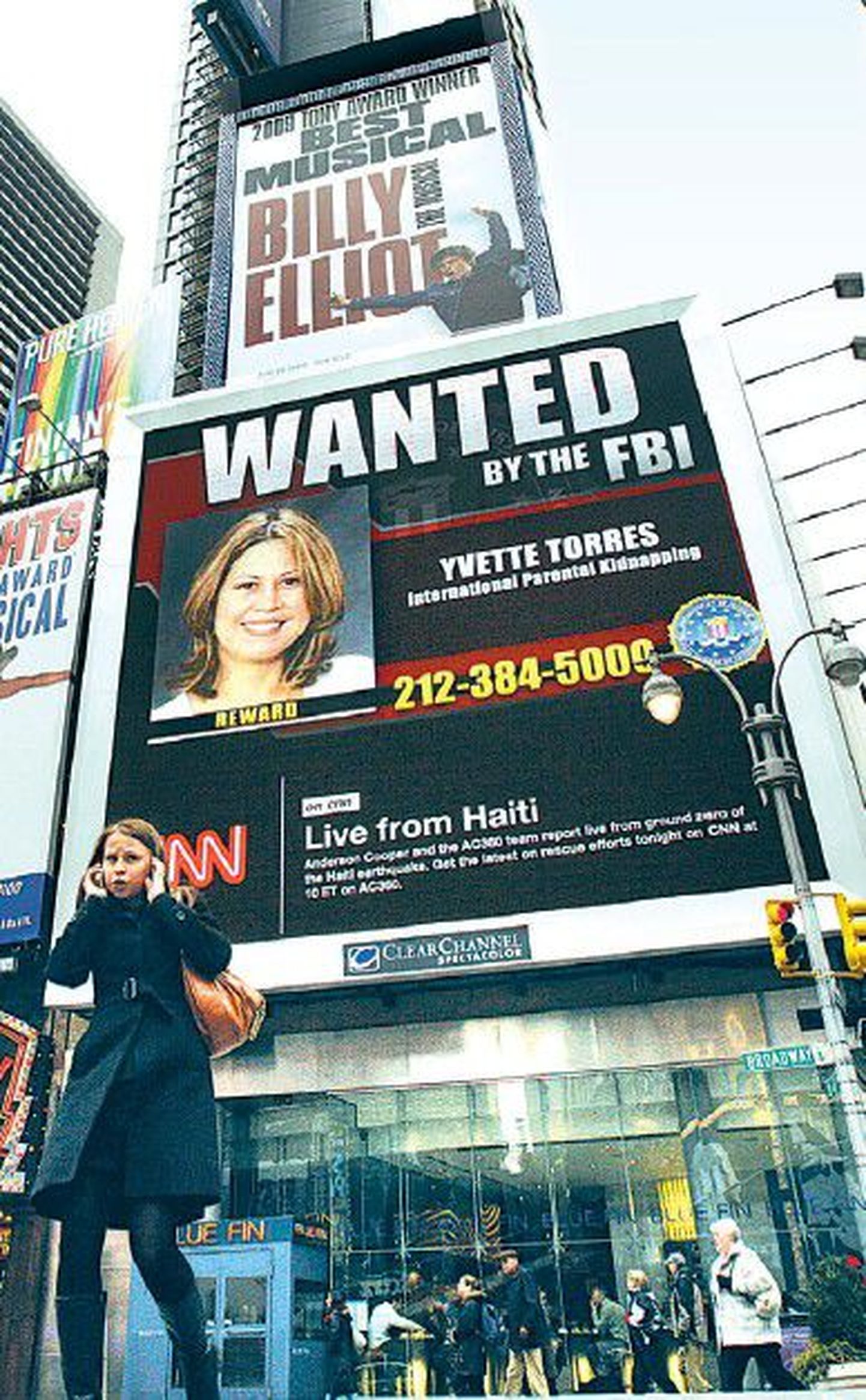 На Таймс-Сквере в Нью-Йорке установлен экран с фотографиями разыскиваемых преступников и пропавших лиц.