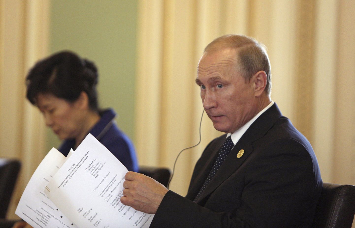 Vladimir Putin Brisbane'is oma paberitega tutvumas.