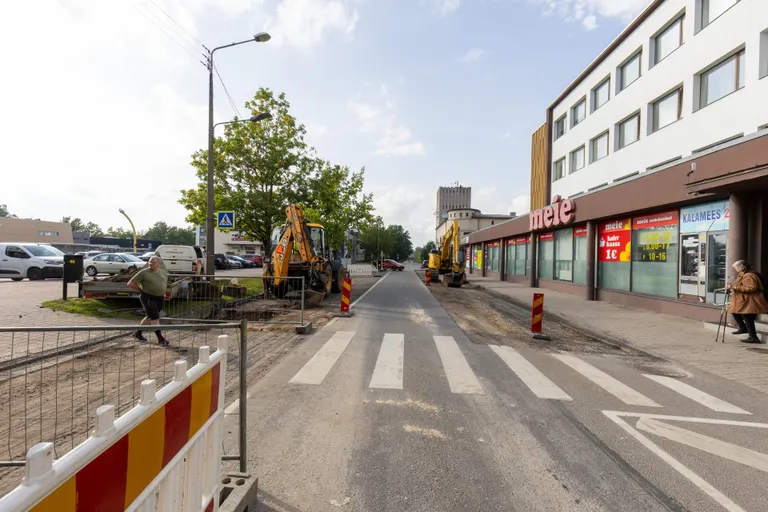 Leola ärimaja ees alustati 2023. aasta varasügisel kaevatöid uue haigla vee- ja kanalisatsioonitorustiku ehitamiseks.