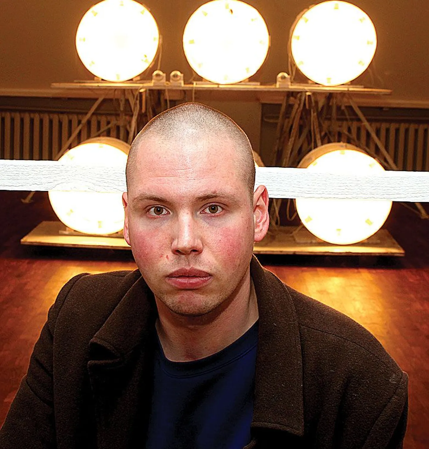 Jass Kaselaane kukla taga on tema näituse «Hingede rändamine» kolmas osa, mille keskmes on ere valgus.