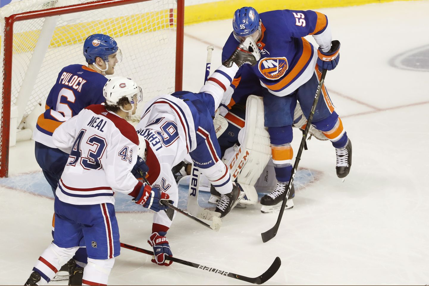 Jäähokiklubi New York Islandersi kaitsemängija Johnny Boychuk (55) sai Montreal Canadiensi soomlasest mängija Artturi Lehkoneni (62) uisuga näkku.