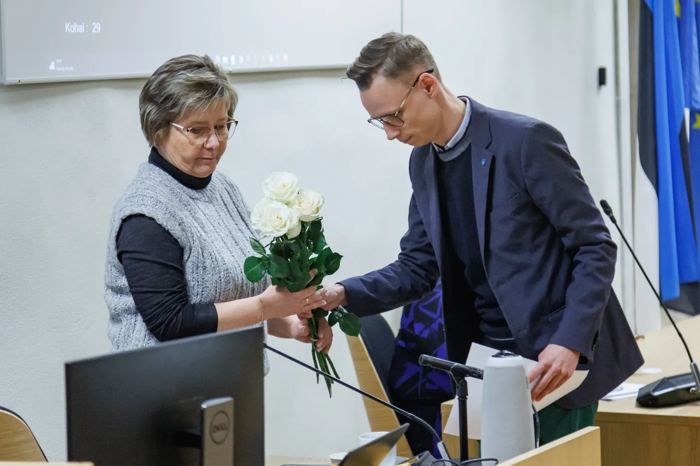 Татьяну Стольфат в четверг уже в третий раз избрали председателем Нарвского горсобрания. Белые розы ей вручает вице-председатель фракции "Respekt" и член "Eesti 200" Денис Ларченко, отозвавший свою подпись из-под коалиционного соглашения.