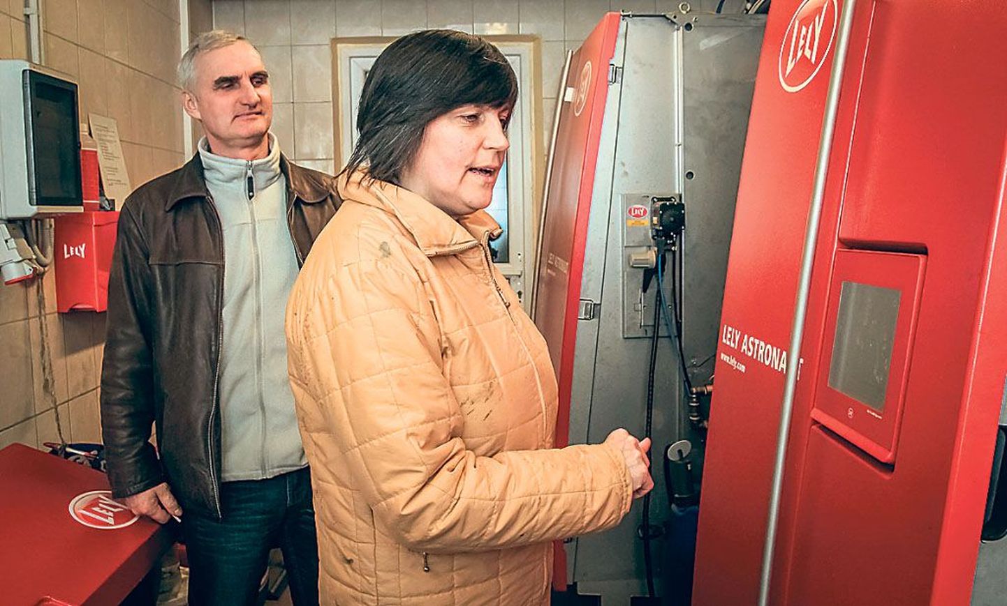 Riho ja Marika Erismaa valisid oma Eesti Holstein-Friisi tõugu lehmakarja lüpsma firma Lely roboti, mis on ainus omataoline Pärnumaal.