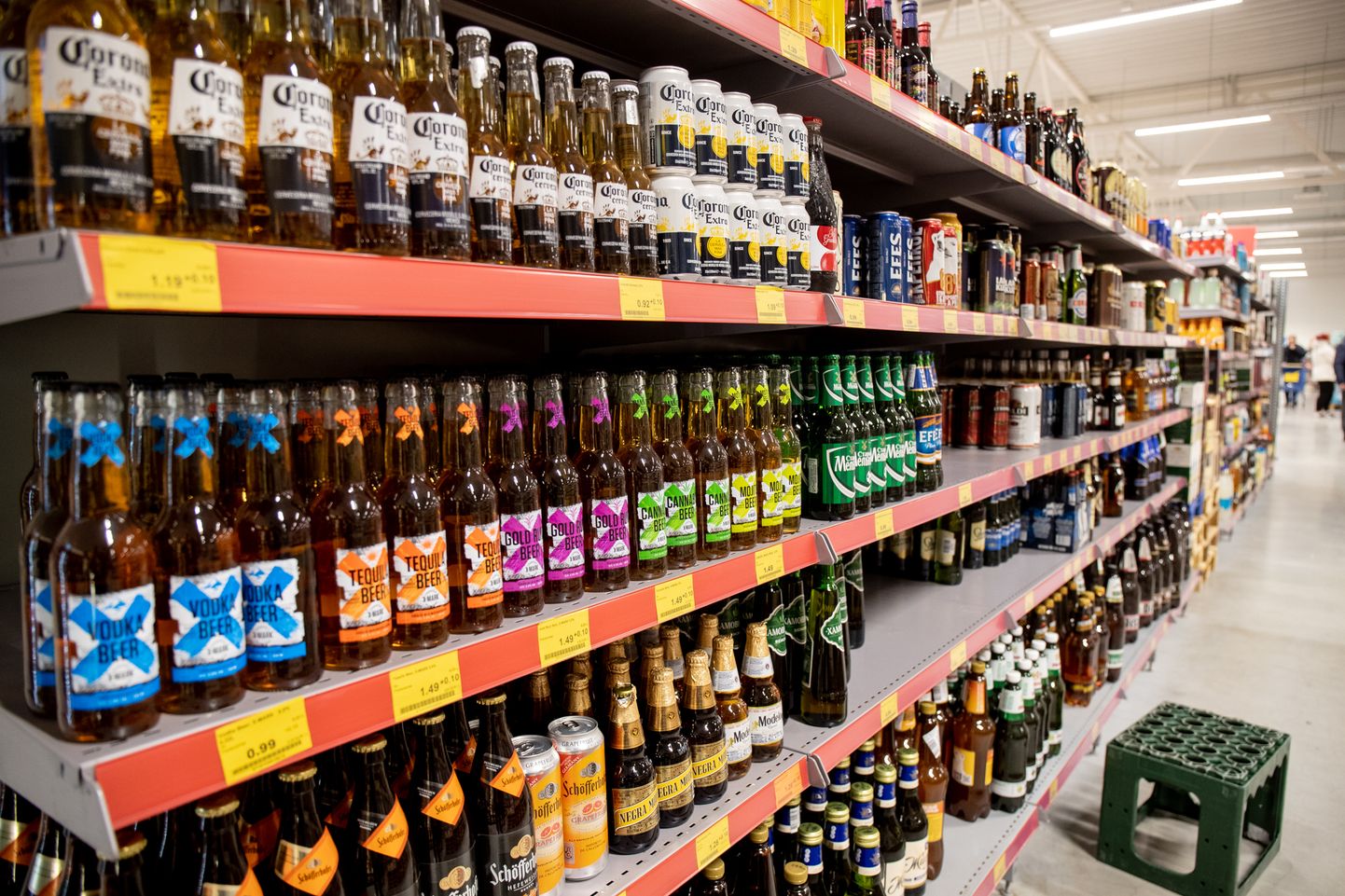 Estonian parlt passes bill increasing excise duties on alcohol, tobacco products.
