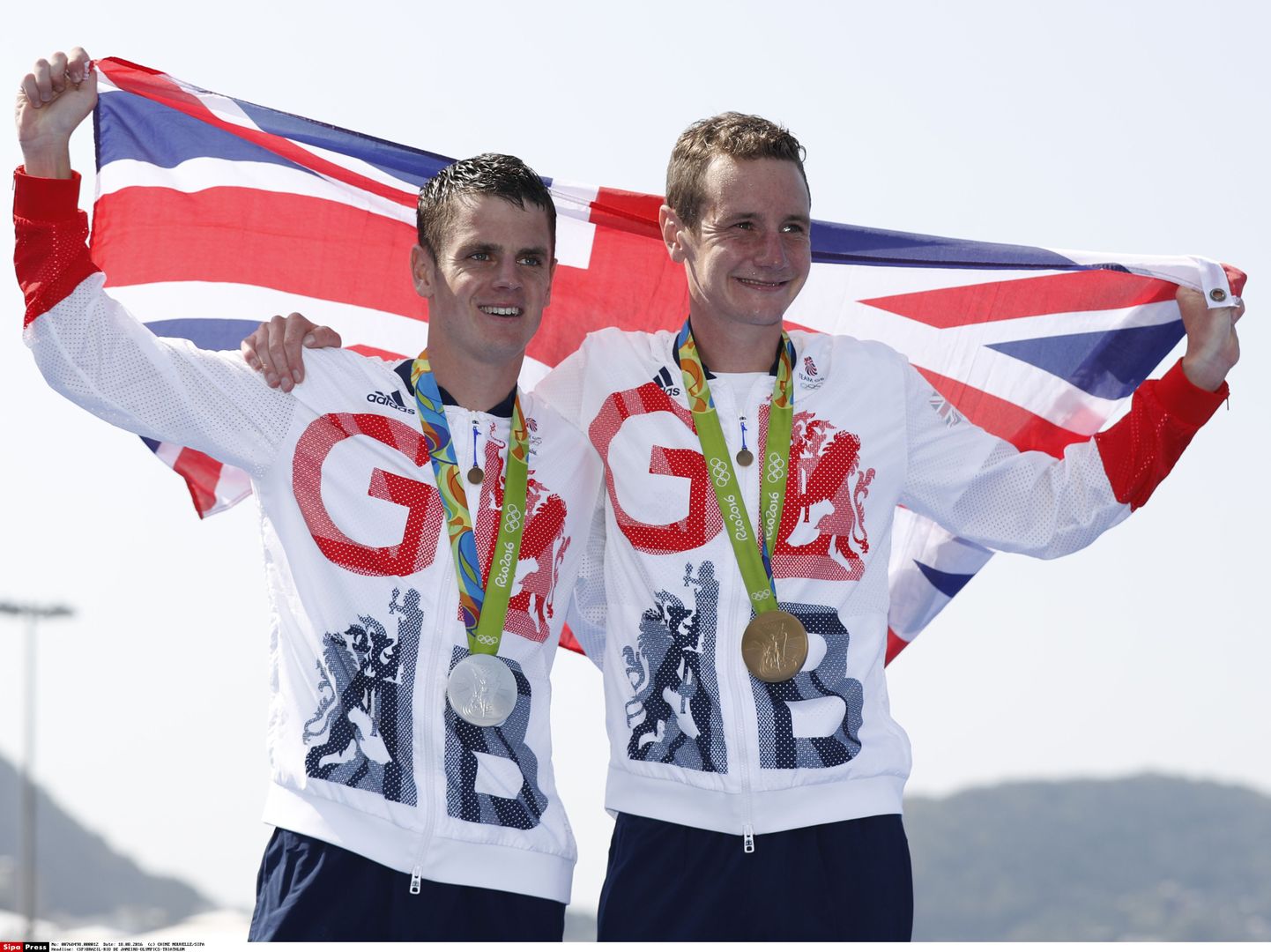 Vennad Alistair Brownlee (paremal) ja Jonathan Brownlee tõid triatlonis Suurbritanniale kaksikvõidu.
