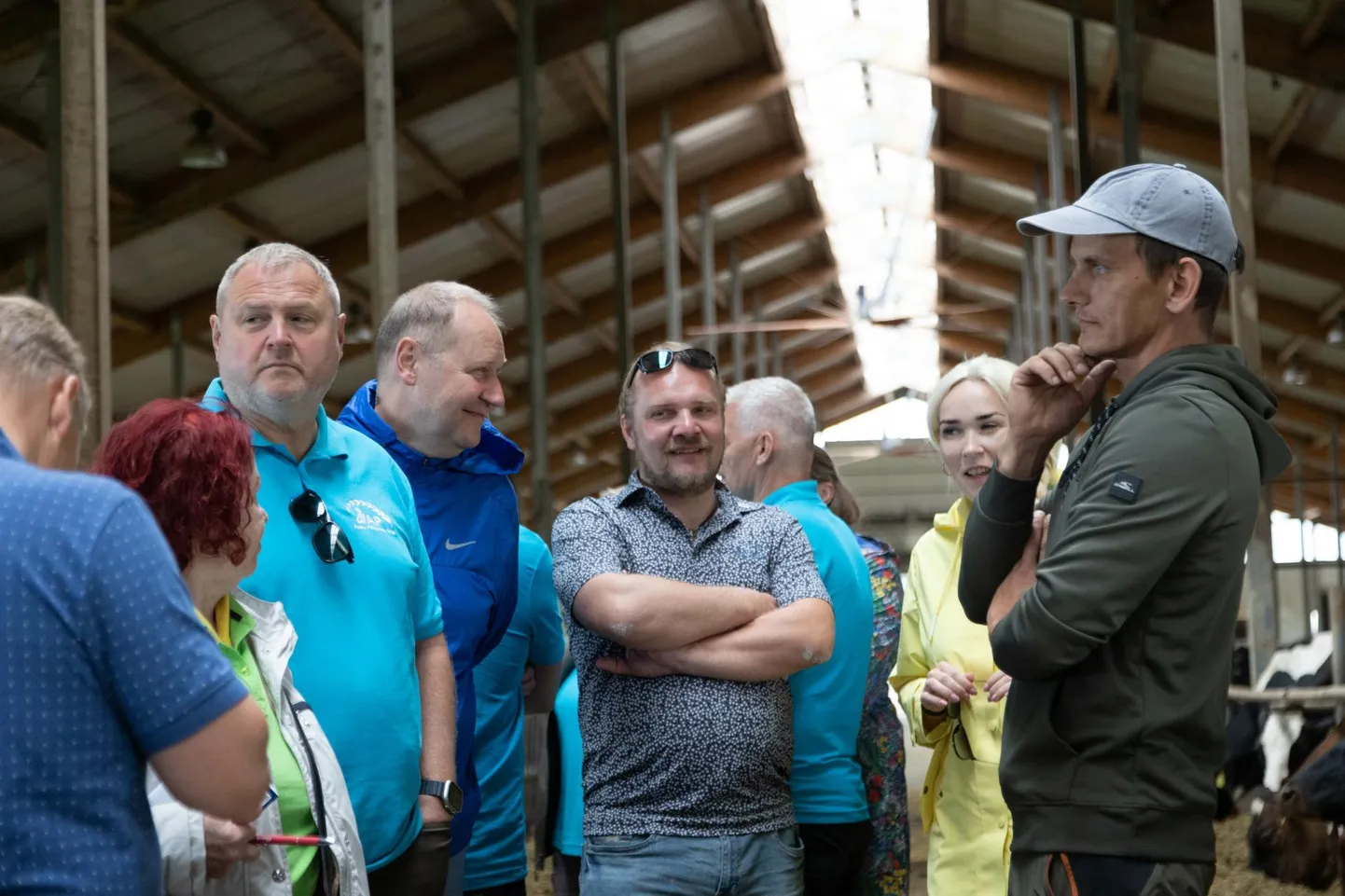 Kümne tegutsemisaastaga on laudad välja ehitatud, tehnikat soetatud ja ka silohoidlad hakkavad valmis saama, tutvustas Tõntso Agro üks omanikke Lauri Kõressaar (paremal) aasta põllumehe žüriile ettevõtet.
